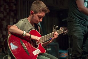 Tocar instrumento musical ajuda na saúde mental, diz estudo Tocar instrumento musical ajuda na saúde mental, diz estudo